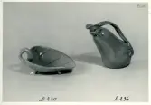 Lövformad skål och päronformad kanna från Bo Fajans, formgivare Ewald Dahlskog, 1900-talets mitt.