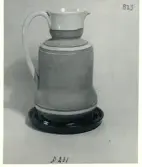 Kanna med fat från Bo Fajans, formgivare Ewald Dahlskog, 1900-talets mitt.