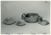 Askfat från Bo Fajans, formgivare Eva Jancke-Björk, 1900-talets mitt. De två till vänster i dekor R.