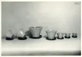 Lotus-krukan i olika storlekar från Bo Fajans, formgivare Ewald Dahlskog, 1900-talets mitt.