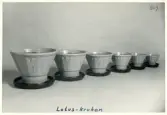 Lotus-krukan i olika storlekar från Bo Fajans, formgivare Ewald Dahlskog, 1900-talets mitt.