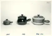 Grytor med lock och handtag från Bo Fajans, 1900-talets mitt.