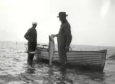 Fr.v. Otto Pettersson och hans kusin från Amerika Otto Larsson. Otto P bär en speciell nätkasse för mindre fisk.