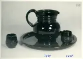 Glöggkanna med bägare från Bo Fajans, formgivare Eva Jancke-Björk, 1900-talets mitt.