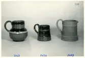 Vas med hänkel, mugg samt kanna från Bo Fajans, formgivare Eva Jancke-Björk, 1900-talets mitt.