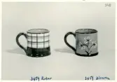 Muggar med dekorerna Rutor och Blomma från Bo Fajans, formgivare Eva Jancke-Björk, 1900-talets mitt.