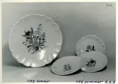 Fat och tre assietter i dekor Sommar från Bo Fajans, formgivare Allan Ebeling, tidigt 1900-tal.
