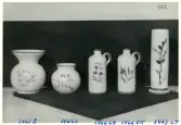 Tre vaser och två krus från Bo Fajans, formgivare Eva Jancke-Björk, 1900-talets mitt.