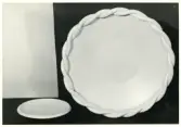 Assiett och fat från Bo Fajans, formgivare Eva Jancke-Björk, 1900-talets mitt.