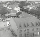 Vid reg.datum ägs byggnaden av Hjelm Idé, i bakgrunden Törngrens krukmakeri.