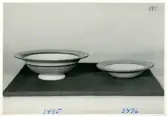 Skkål och assiett från Bo Fajans, formgivare Eva Jancke-Björk, 1900-talets mitt.