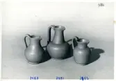 Kanna och två krus från Bo Fajans, formgivare Eva Jancke-Björk, 1900-talets mitt.