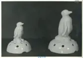 Blomhållare (pingvin) i två olika storlekar från Bo Fajans, formgivare Eva Jancke-Björk, 1900-talets mitt.