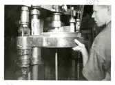 Bild från tillverkningen på Bo Fajans. Formning i roterande hylsa.