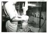 Bild från tillverkningen på Bo Fajans. Formning i roterande hylsa.