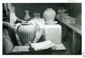 Bild från tillverkningen på Bo Fajans. Gjutning av kruka i gips form.