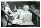Bild från tillverkningen på Bo Fajans. Gjutning av kruka i gips form.