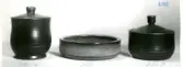 Två tobaksburkar och ett askfat från Bo Fajans, formgivare Allan Ebeling, tidigt 1900-tal.