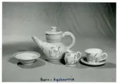 Barnkaffeservis med påskdekor från Bo Fajans, 1900-talets mitt. Skål, kanna, gräddkanna, kopp med fat.