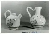 Två krus, prover i G-dekor från Bo Fajans, 1900-talets mitt.