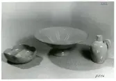 Skålar och krus med ristad dekor från Bo Fajans, formgivare Eva Jancke-Björk, 1900-talets mitt.
