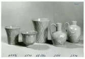 Bägare och krus med ristad vit dekor från Bo Fajans, formgivare Eva Jancke-Björk, 1900-talets mitt.