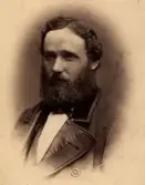 Text baksida. Kapten Westerlund bror till bödkare W (Carl Fredrik Westerlund f 1848). Hade ett par år i mitten på 80 talet skeppshandel där Fältström har byggt sitt nya hus (Storgatan 68). Fick sedan anställning vid Göteborgs elverk.   Förvärv från Anna-Lisa Nilsson innehavare av antikvitetsaffär i Falkenberg fram till 1985. Genom en auktion kom hon över div. föremål efter Patrik Johnsons kvarlåtenskap. De har sedan dess (1971) legat på hennes vind i Abild prästgård. Föremålen överlämnade från A-L Nilssons dödsbo av döttrarna Marie Louise Andersson, Viveka Linderström Sthlm o Anita Skantze Ullared.