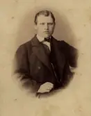 Text baksida. Handl Person hos Joh Larson i Fbg.  Förvärv från Anna-Lisa Nilsson innehavare av antikvitetsaffär i Falkenberg fram till 1985. Genom en auktion kom hon över div. föremål efter Patrik Johnsons kvarlåtenskap. De har sedan dess (1971) legat på hennes vind i Abild prästgård. Föremålen överlämnade från A-L Nilssons dödsbo av döttrarna Marie Louise Andersson, Viveka Linderström Sthlm o Anita Skantze Ullared.