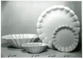 Skålar, fat och assiett från Bo Fajans, formgivare Ewald Dahlskog, 1900-talets mitt.