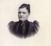 Text baksida: Sömmerska i Falkenberg.  Förvärv från Anna-Lisa Nilsson innehavare av antikvitetsaffär i Falkenberg fram till 1985. Genom en auktion kom hon över div. föremål efter Patrik Johnsons kvarlåtenskap. De har sedan dess (1971) legat på hennes vind i Abild prästgård. Föremålen överlämnade från A-L Nilssons dödsbo av döttrarna Marie Louise Andersson, Viveka Linderström Sthlm o Anita Skantze Ullared.