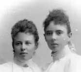 Vem som är vem på fotografiet finns ingen uppgift på.  Förvärv från Anna-Lisa Nilsson innehavare av antikvitetsaffär i Falkenberg fram till 1985. Genom en auktion kom hon över div. föremål efter Patrik Johnsons kvarlåtenskap. De har sedan dess (1971) legat på hennes vind i Abild prästgård. Föremålen överlämnade från A-L Nilssons dödsbo av döttrarna Marie Louise Andersson, Viveka Linderström Sthlm o Anita Skantze Ullared.