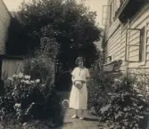 Text på baksidan. Bild 1-2 Gurli hemmma i trädgården. Bild 3 Hilding i trädgården.  Förvärv från Anna-Lisa Nilsson innehavare av antikvitetsaffär i Falkenberg fram till 1985. Genom en auktion kom hon över div. föremål efter Patrik Johnsons kvarlåtenskap. De har sedan dess (1971) legat på hennes vind i Abild prästgård. Föremålen överlämnade från A-L Nilssons dödsbo av döttrarna Marie Louise Andersson, Viveka Linderström Sthlm o Anita Skantze Ullared.