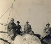 Text på baksidan. På Smörkullen, Skrea.  Förvärv från Anna-Lisa Nilsson innehavare av antikvitetsaffär i Falkenberg fram till 1985. Genom en auktion kom hon över div. föremål efter Patrik Johnsons kvarlåtenskap. De har sedan dess (1971) legat på hennes vind i Abild prästgård. Föremålen överlämnade från A-L Nilssons dödsbo av döttrarna Marie Louise Andersson, Viveka Linderström Sthlm o Anita Skantze Ullared.