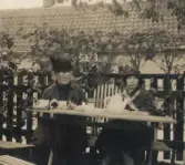 Text på baksidan.Mamma och Gurli på Skansen, Fbg..  Förvärv från Anna-Lisa Nilsson innehavare av antikvitetsaffär i Falkenberg fram till 1985. Genom en auktion kom hon över div. föremål efter Patrik Johnsons kvarlåtenskap. De har sedan dess (1971) legat på hennes vind i Abild prästgård. Föremålen överlämnade från A-L Nilssons dödsbo av döttrarna Marie Louise Andersson, Viveka Linderström Sthlm o Anita Skantze Ullared.