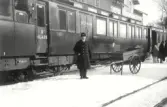 Konduktör Viktor Larsson (farbror Lasse) klar för avresa med motorvagnen som var ombyggd personvagn i vilken monterats in en begagnad flygmaskinsmotor.