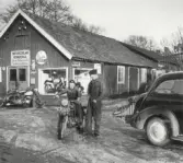 På motorcykeln Ove E t.h. Göran J.  Göran J hade verkstaden i 7år 1948-1955. Motorcykelns reg.nr N 2175.