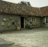 Anna-Lisa Nilsson bedrev antikvitetsaffär (Antikviter & Kuriosa) i 23 år. Först på Rörbecksgatan i Sockerhjärtats hus, då detta revs, till Färgaresträtet.