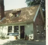 Anna-Lisa Nilsson bedrev antikvitetsaffär (Antikviter & Kuriosa) i 23 år. Först på Rörbecksgatan i Sockerhjärtats hus, då detta revs, till Färgaresträtet.