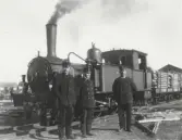 Framför lok nr 7 står fr. v. Putsare Alfred Hansson, stationskarlarna Pergel och Johansson.