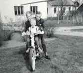 Berättelse av Tore Åkesson. Två blider på min moped inköpt 1962 det var en Cresent sport 1151 till priset av 1200:- moppen övertogs sedan av mina bröder på den ena bilden så den gick ganska länge. På den tiden så använde man inte hjälm och man var ganska dåligt klädd också lågskor (myggjagare) tunna nylon ankelsockar inga långkalsonger en jacka och kanske mössa, inte konstigt att man frös men det erkände man ju inte.