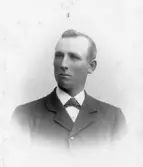 Edvard Svensson arbetade som mätare på propsgården 1877-1908, sedan i Ätran 1908-1912 och på Fajans Tegelbruk 1912-1932. Intervju med honom finns i museets arkiv, under samlingar&arkiv/intervjuer.