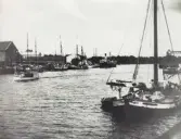 Den stolta falkenbergsångaren Diana strax efter det hon lagt ut från färjeläget vid Hallanäset. Bilden är tagen omkring 1913 och är en av de få som finns kvar av det stolta skeppet, som var Falkenbergs första färja. 