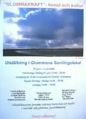 Bild 1  Glommakraft  En grupp kreativa människor med anknytning till Glommen har sedan några år haft en återkommande utställning. Den har kunnat ses i Glommens samlingslokal. Konstnärer, fotografer, hantverkare, författare i samarbete med Glommens Samhällsförening.  Bild 2  Förberedelser in i det sista. Bengt Johansson och Käte Laurent.  Bild 3  Lena Björnquist hänger sina akvareller med strandmotiv.  Bild 4  Halsband av klor från egenfångade krabbor såldes av Lars Wikander.  Bild 5  Ordföranden i Glommakraft 2009, Bengt Winblad, hälsar välkommen vid vernissagen.  Bild 6  Trubaduren Bengt X underhöll med sköna visor vid invigningen av årets Glommakraft.  Bild 7  Museichefen Debbie Thompson invigningstalade och öppnade utställningen.