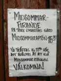 Midsommar  Överallt arrangeras lokala midsommarfiranden. Vid en släktträff i det nybyggda fritidshuset i Digesgård 1977 skulle det dansas på midsommarafton och på midsommardagen ordnades en tipspromenad. Då väcktes tanken på att också bjuda in de närmaste grannfamiljerna. Det blev starten på en tradition som höll på i 32 år, fram till 2009.  Under 25 första åren ledde Lars Wikander midsommardansen och lekarna kring midsommarstången. Därefter tog grannfamiljen Asplund över.Efter de första två åren på strandheden i Digesgård bjöd familjen Tore och Marita Gunnarsson i Digesgård under de kommande åren in firandet till sin gårdsplan.   Från att ha varit en handfull familjer kom nu 100-150 besökare från alla håll i Digesgård.  Bild 1  Anslag om midsommarfirandet sattes upp runt om i Digesgård.  Bild 2  Och publiken strömmade till från alla håll  Bild 3  Midsommarstången kläddes på förmiddagen. På eftermiddagen restes den efter inmarsch på gården då man sjöng 