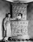 Sigfrid Hindström köpte denna tomt på Södergatan 59, 1927, troligen sattes kakelugnen upp 1928. Sigfrid köpte kakelugnsformarna till denna ugn i Laholm. Han renoverade dessa formarna. De var oftast i gips. Han gjorde några kakelugnar med dessa formar, sedan förstörde han dem. De hade mönster av snäckor. Kakelugnen på fotot är svartglaserad, skulle varit ett skift högre men det fick inte plats. Barnet i nischen vet man ej vem det är.  Sigfrid Hindström hade kakelugnsmakeriet vid hörnset Sandgatan/Nygatan,  men var även anställd av Falkenbergs stad som hälsovårdsinspektör och uppsyningsman för laxfisket.