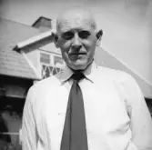 Ernst Hindström satte kakelugnar, han var murare också. Bror till Sigfrid Hindström, var den siste som bodde i södra delen av Hindströmsgården med sin mor. Han växte upp där med sin familj# mor, far (Elof) och 4 syskon d v s 7 personer inklusive hon som sålde fastigheten till Elof Hindström.