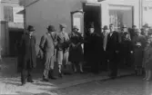 Någon form av uppvaktning utan för Hallands Nyheters expedition på Storgatan.G A Janson i mitten utan huvudbonad.