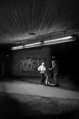 I gatlyktans sken - unga med kickbikes