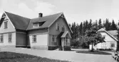 Tenhults första folkskolebyggnad med lärarbostad. Invigd år 1910 av landshövding Pettersson.