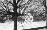 Lärarbostaden i Tenhult. År 1965 flyttades bostaden till tomt på andra sidan Mickels väg. Fotot taget från Mickels väg.